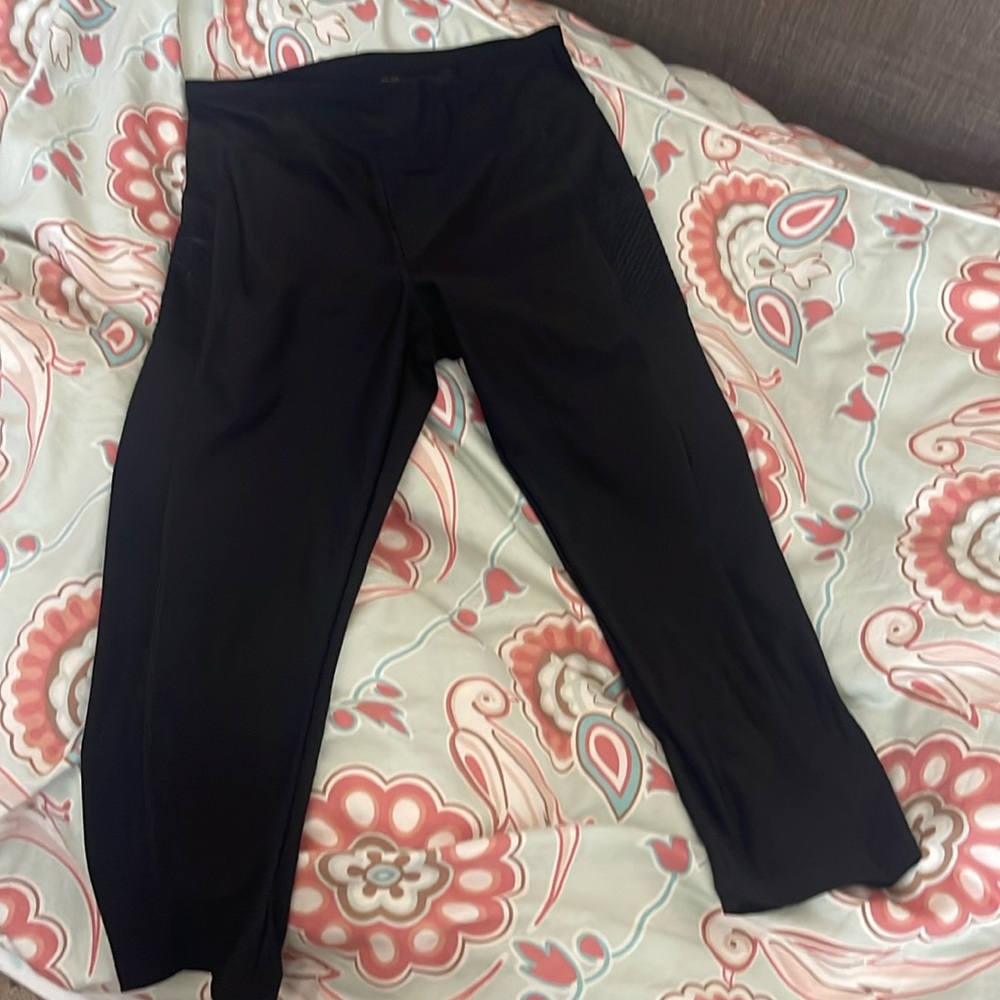 Cali active leggings with mesh pockets